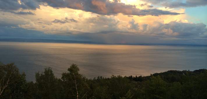 Sunset view from the terrasse of the prestige chalet Ilaali in Charlevoix. Good night! - Cottage for rent Charlevoix