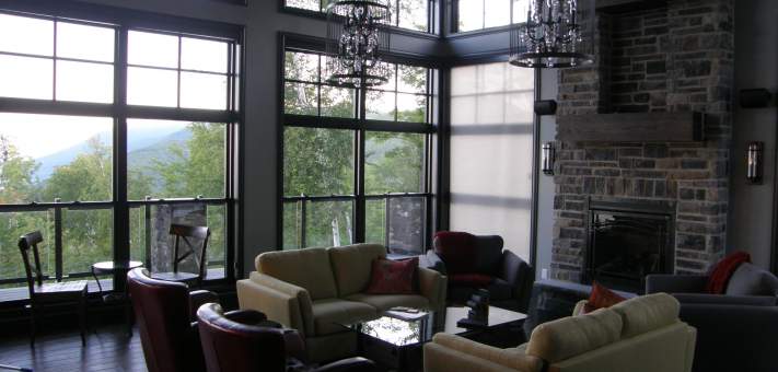 Large living room with south-facing fenestration, with view of the Massif of Charlevoix. - Cottage for rent Charlevoix