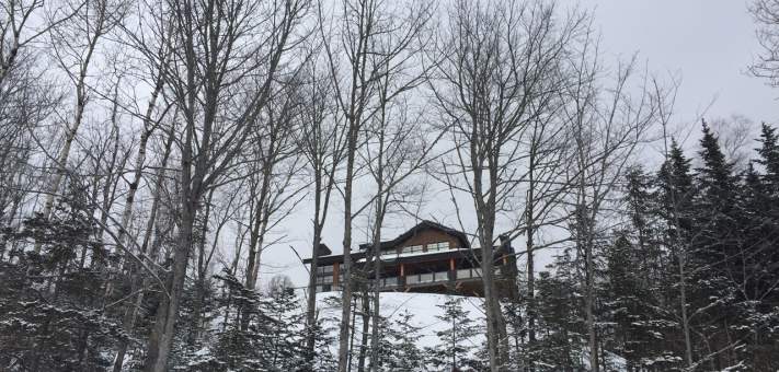 Looking up at Ilaali cottage, among the winter scenery of Le Versant du Massif. - Cottage for rent Charlevoix