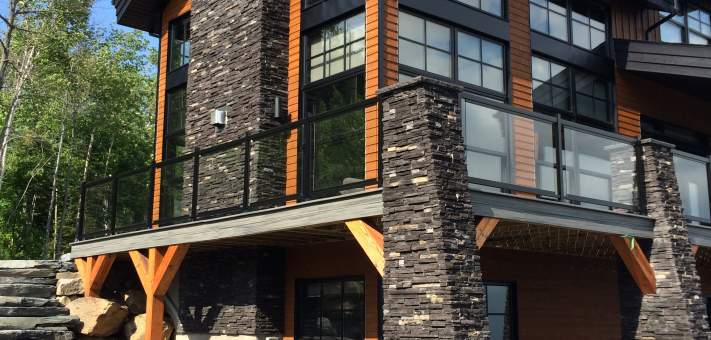 Local Charlevoix stones stairway, from the upper main level to the lower level. - Cottage for rent Charlevoix