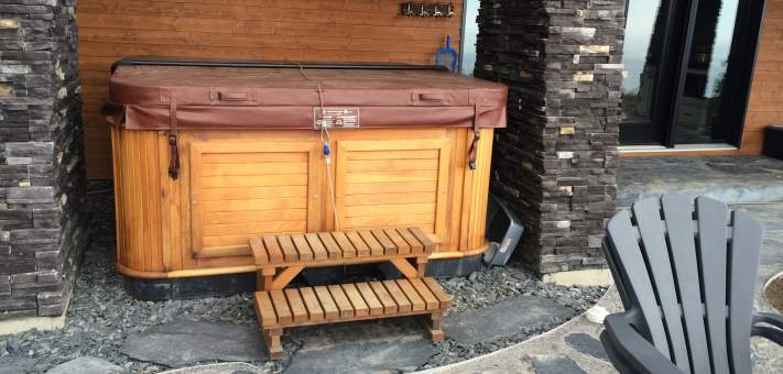 SPA landscaped access at Ilaali, from the French doors on the lower level. - Cottage for rent Charlevoix