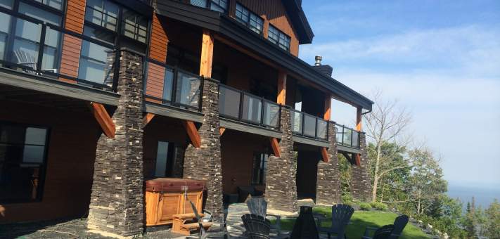 Prestigeous Ilaali chalet near le Massif of Charlevoix, with wood fireplace and SPA on the lower level, standing above the St-Lawrence. - Cottage for rent Charlevoix