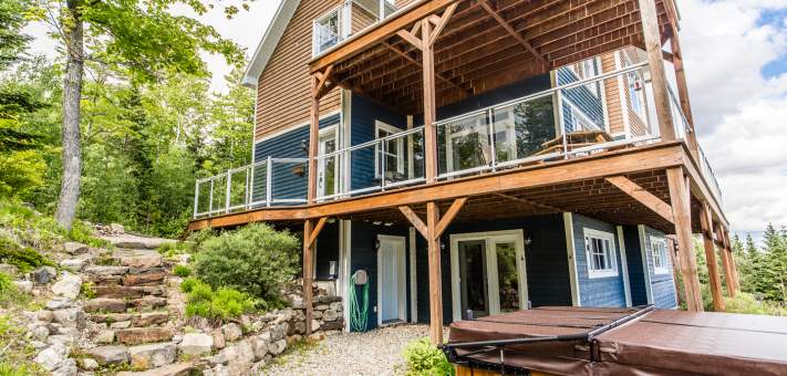 Hot tub facing the river - Cottage for rent Charlevoix