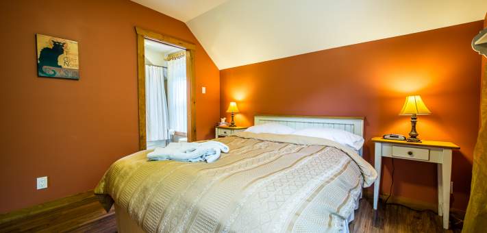 Bedroom #1 with bathrom - Cottage for rent Charlevoix