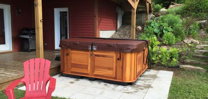 Hot tub facing the river - Cottage for rent Charlevoix