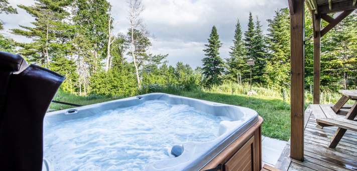 Hot tub facing the river - Cottage for rent Charlevoix