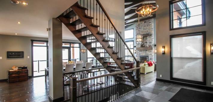 Chalet Ilaali at Petite Riviere St-Francois, Charlevoix, with main lobby of prestige leading to south-facing living room. - Cottage for rent Charlevoix