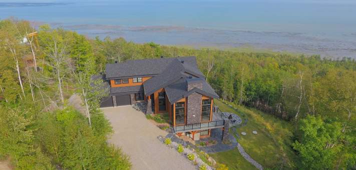 Ilaali standing above the St-Lawrence River, among the mountainous sceneries of Charlevoix. - Cottage for rent Charlevoix