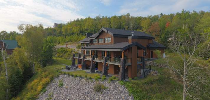 Fully landscaped Ilaali, honoring the flora and geology of Charlevoix. - Cottage for rent Charlevoix