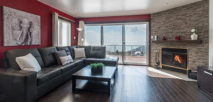 Salon avec foyer et vue magnifique sur le fleuve - Chalet à louer Charlevoix