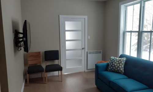 Deuxième salon de ce chalet à louer Massif - Chalet à louer Charlevoix