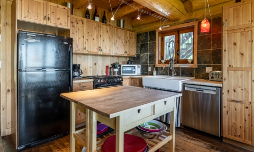 Cuisine où préparer de bons repas avec vue sur le Fleuve et le Massif - Chalet à louer Charlevoix