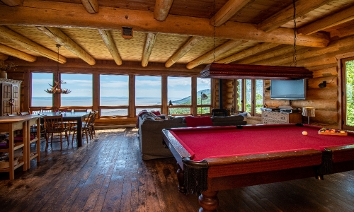 S'amuser en jouant au billard avec vue plongeante sur le St-Laurent de Charlevoix - Chalet à louer Charlevoix