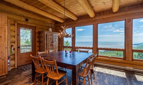 Salle à manger principale pour partager de bons repas en famille ou avec des amis - table pouvant accueillir jusqu'à 12 personnes.  - Chalet à louer Charlevoix