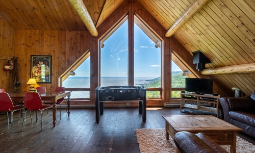 Babyfoot avec vue imprenable sur la station de ski le Massif et le Fleuve St-Laurent au pied de son versant.  - Chalet à louer Charlevoix