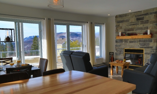 Living and dinning room with view on the Massif de Charlevoix - Cottage for rent Charlevoix