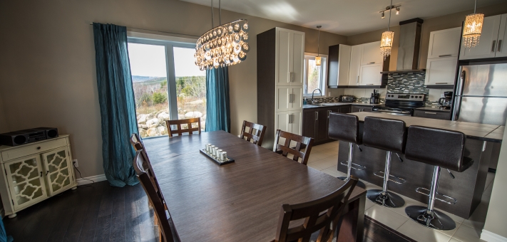 Salle à manger rassembleuse du chalet huppé du massif - Chalet à louer Charlevoix
