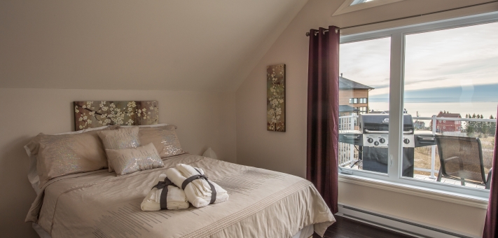 chambre queen  avec vue sur fleuve et mont le Massif - Chalet à louer Charlevoix