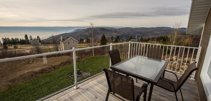 Balcon du condo avec vue sur le Massif et le fleuve - Chalet à louer Charlevoix