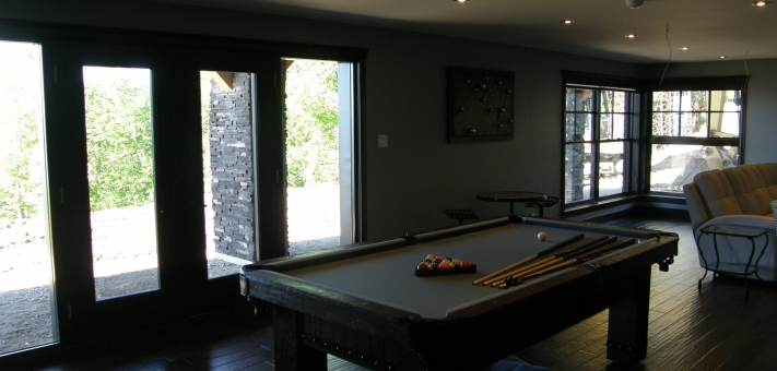 Chalet Ilaali to rent in Charlevoix, with its play games area leading to outside spa. - Cottage for rent Charlevoix