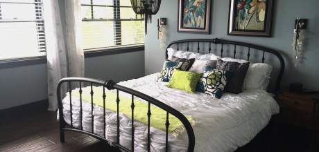 Chalet Ilaali for rent in Charlevoix, with its master bedroom overlooking the St-Lawrence and le Massif.