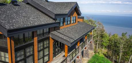 Chalet Ilaali in Charlevoix with covered deck around the house