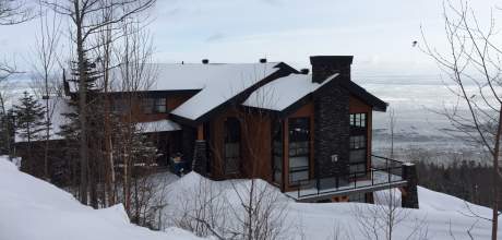 Even in winter, Ilaali cottage is looking after the St-Lawrence and the mountain sceneries of Charlevoix.