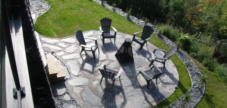 Sitting area around the wood fireplace at the lower level by the SPA, to relax among the Charlevoix sceneries.