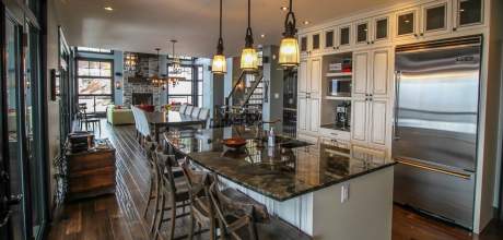 Ilaali lodge near le Massif de Charlevoix, with open concept from the kitchen to the living room.