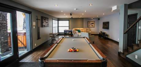 Chalet Ilaali of Charlevoix, with its playroom and mini-bar downstairs, lower level.