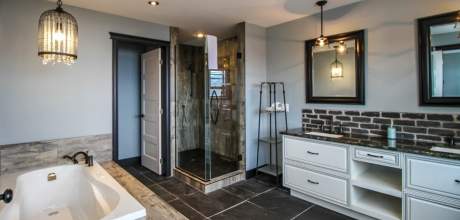 Prestigious tourisme lodging at Chalet Ilaali in Charlevoix, with whirlpool and large shower with water jets in the master bedroom.