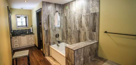 Stand up shower and tub with high quality finish in the prestigious chalet for rent Ilaali, near Le Massif de Charlevoix.
