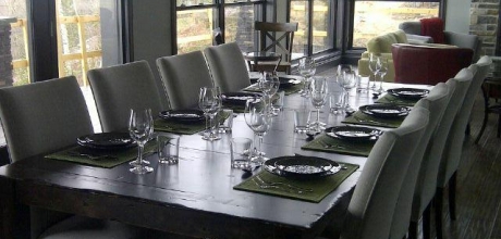 Dining room facing the St-Lawrence River in the the prestige chalet Ilaali of Charlevoix.