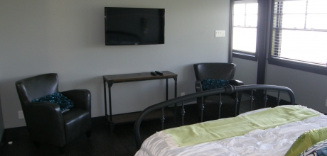 Lodging at Chalet Ilaali in Charlevoix, with reading area and Smart TV in bedrooms.